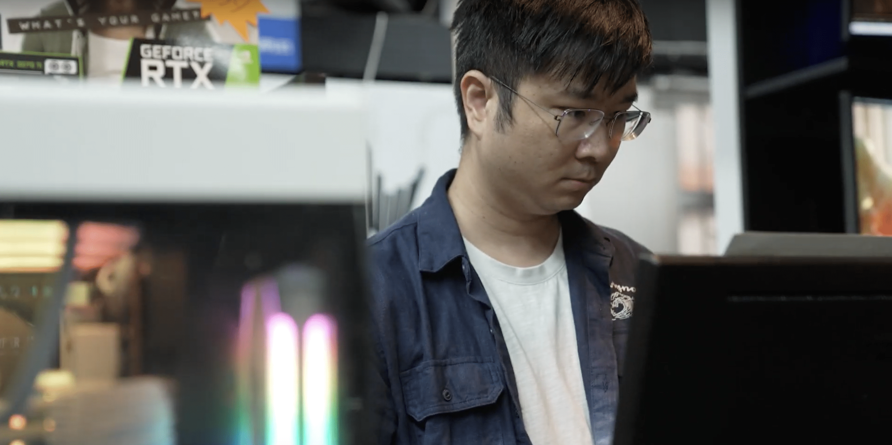 李先生，2000Fun 游戏商店的创办人，正在检查货架。