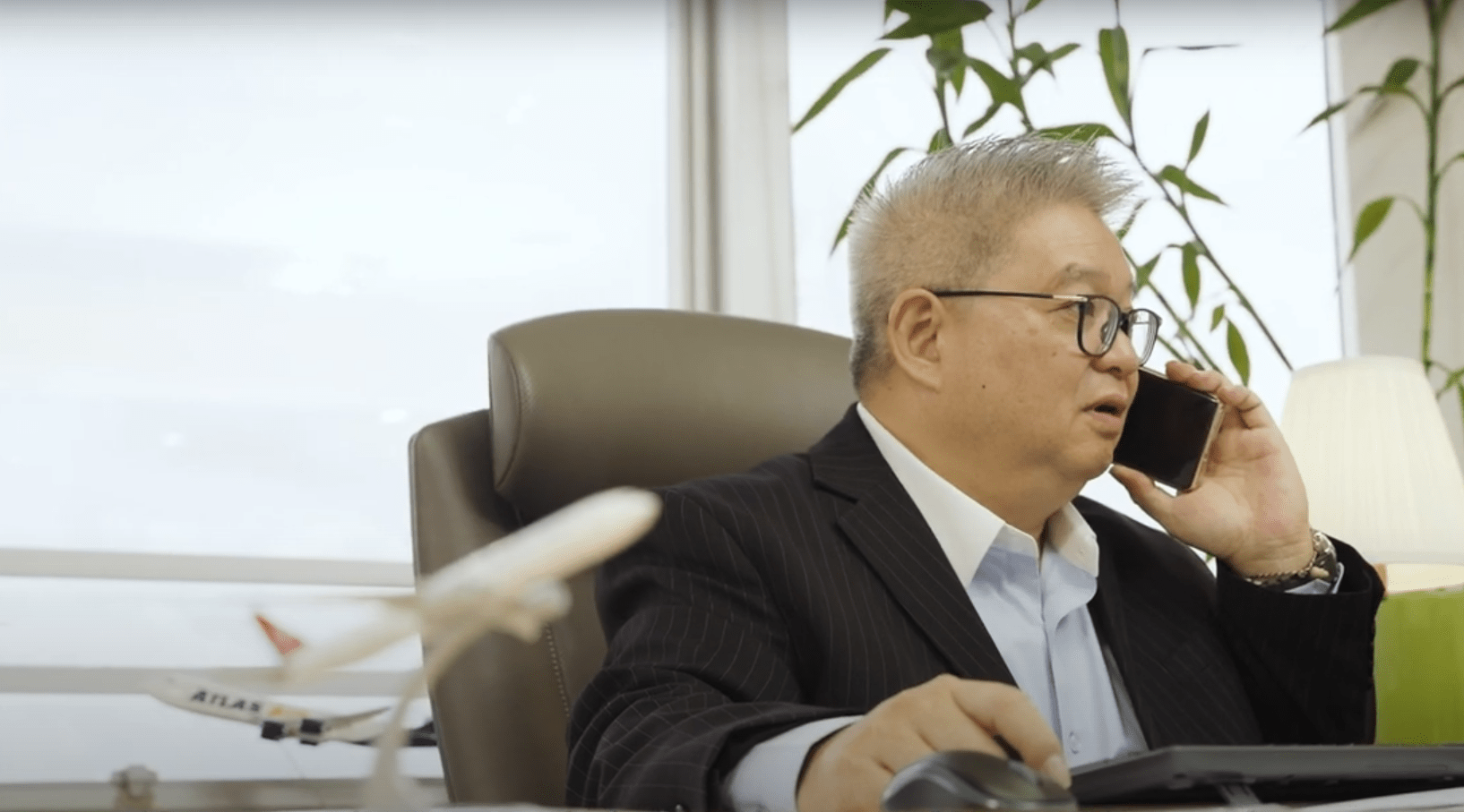 周天麟先生在電話上交談。